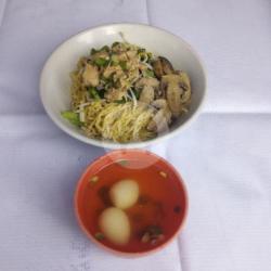Bakmi / Bihun / Kwetiau / Mie Lebar Ayam, Telur Puyuh, Jamur Kancing