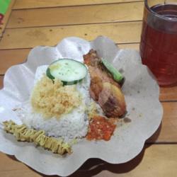 Nasi Putih  Ayam Goreng Kremes Tempe Sate Usus   Teh   Bento