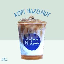 Minum Kopi Hazelnut