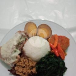 Nasi Gudeg Ayam (dada/gending/paha/kepala)   Telor 1