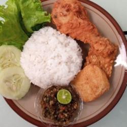 Nasi Ayam Lalapan Sambal Ijo Hot Mantap