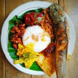 Nasi Campur Ikan Lele Spesial