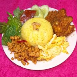 Nasi Kuning Ayam Serundeng Kumplit