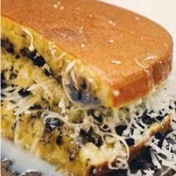 Martabak Manis Kombinasi= 1 / 2 Keju , 1 / 2 Kacang Coklat Wijen