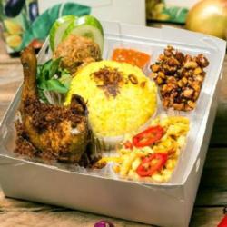 Nasi Kuning Ayam Goreng Kerdus Kotak