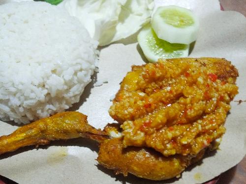 Ayam Nggepuk Bewok Sambel Mente, Depan Pasar Legi Jombang
