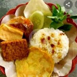 Nasi Penyetan Telor Tahu Tempe