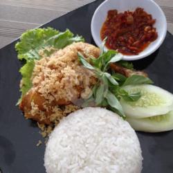 Nasi Ayam Goreng Lalap