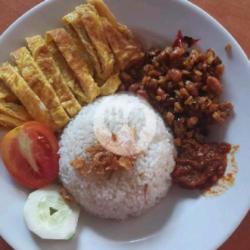 Nasi Uduk  Tempe Orek   Telor Dadar