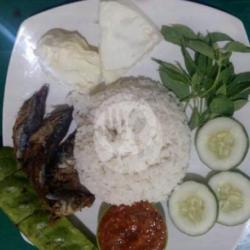 Nasi Penyet Ikan Asin Klotok Sambel Lalapan