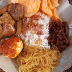 Nasi Uduk Bihun Oreg Tempe  Semur