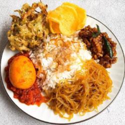 Nasi Uduk Putih Telor Bulet Balado