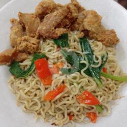 Indomie Goreng Kulit Ayam Pedas