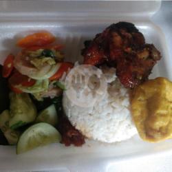 Nasi Putih   Ayam Bakar Madu  Tahu / Tempe Goreng   Capcay / Buncis / Pare   Sambal   Lalap