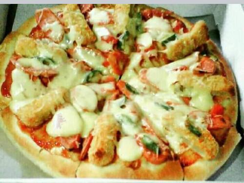 Pizza Boss gotong Royong, Depan Rumah Makan Budi Tahayu