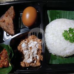 Nasi Gudeg, Telur Pindang, Tahu Bacem,l Dan Sambal Terasi (rice Bowl)