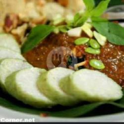 Lontong Pecel Ayam Goreng