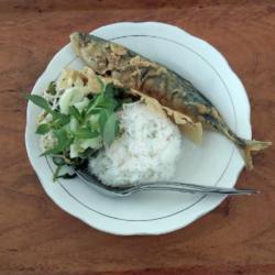 Nasi Pecel Lauk Ikan.