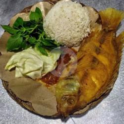 Nasi  Ikan Nila Goreng  Sambel Lalapan