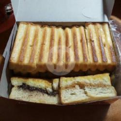 Roti Bakar Coklat Kacang