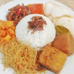 Nasi Uduk Semur Tahu Kentang.