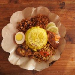 Nasi Kuning Ayam Goreng Komplit