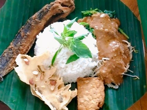 Nasi Pecel Dan Campur Bu Sum, Jalan Perdagangan Raya No 04