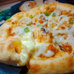 Pizza Seafood Medium Pinggiran Keju
