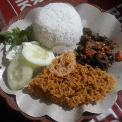 Nasi  Sambal Belut Kremes Lalapan