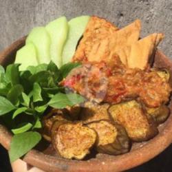 Nasi Penyetan Tempe Terong Tahu Lalapan Sambel Pedas  Teh Manis Es/hangat