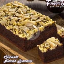 Streusel Almond Brownies