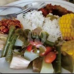 Nasi Sayur Asem Teri Kacang Lalapan