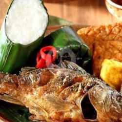 Iwak Mas Goreng Tempe Tahu Sambal Penyet Dan Nasi Kosong