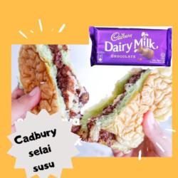 Roti Kuro Kukus/bakar Cadbury Selai Susu