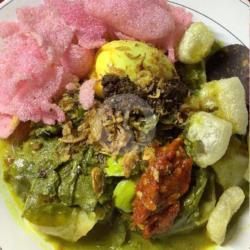 Katupek Gulai Pakis Telor