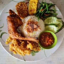 Nasi Uduk Ayam Kremes