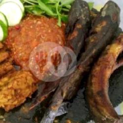 Pecel Lele Goreng Lengkap