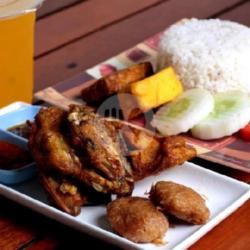 Nasi Ayam Goreng Perkedel Tempe Tahu Sambal Lalapan Minuman