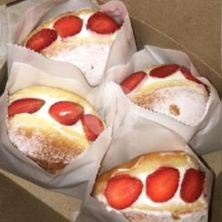 Donat Cream Susu / Topping Strawberry Slice