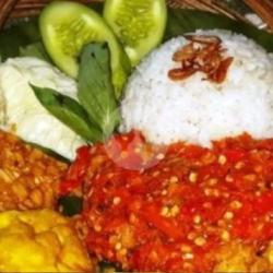 Paket Nasi   Ayam Penyet (dada)   Tempe Tahu   Sambal   Lalap