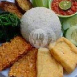 Nasi Tempong Tempe Tahu Ikan Asin