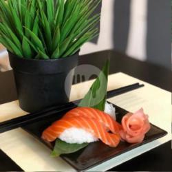 Sushi Nigiri Salmon