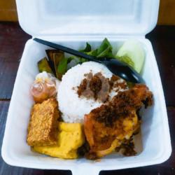 Sego Gurih Sambel Ayam Goreng Bumbu Laos