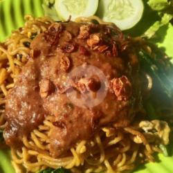 Mie Goreng Bumbu Pecal