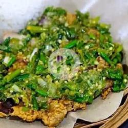 Lalapan Ayam Geprek Sambel Ijo Nasi.