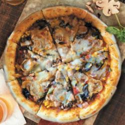 Chicken Mushrooms Cheesy Pizza