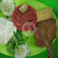 Lalapan Paha Bebek Goreng Sambel Mateng