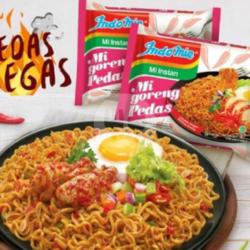 2 Indomie Mi Goreng Pedas