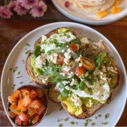 Smashed Avo, Feta & Egg