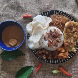 Nasi Uduk Telor Dadar Komplit